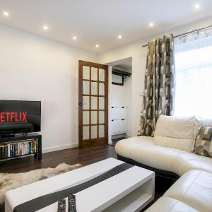 Charming Home - Free Parking - Private Garden - Pass the Keys