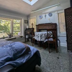 Large Suite w/ Private Bathgreat location