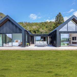 Lakefront Luxury - Lake Rotoiti Holiday Home