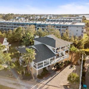 NEWLY REMODELED BEACHFRONT PRIVATE BEACH ACCESS