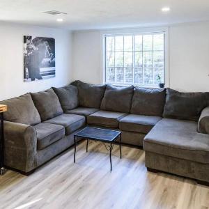 Spacious 5-Bedroom Retreat for 12 in Serene Neighborhood Near Louisville's Best Attractions