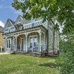 Ross & Ashley's Retreat (117 Marion St #1)
