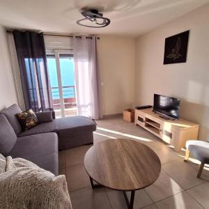 3-rooms apartment in front of snow