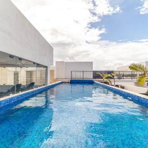 2 BD Suite with Private Balcony Rooftop Pool Gym
