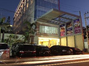 LA’RIZ Wthree Lagaligo Makassar, Makassar