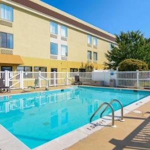 Hotels near Shenandoah County Fairgrounds - Comfort Inn Woodstock Shenandoah