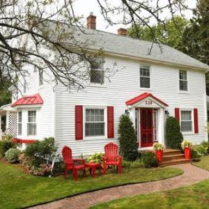 Hotels near Credit Union Place - Warm House Retreat Bed and Breakfast