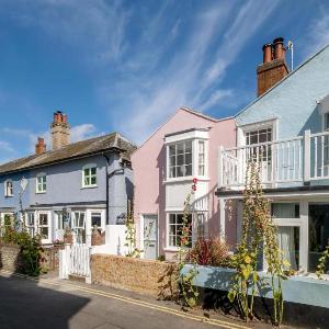 10 Hertford Place Aldeburgh Prominent position very close to the beach and town centre Managed by Aldeburgh Coastal Cottages