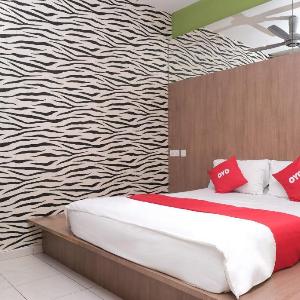 Super OYO 89930 Golden Guest House