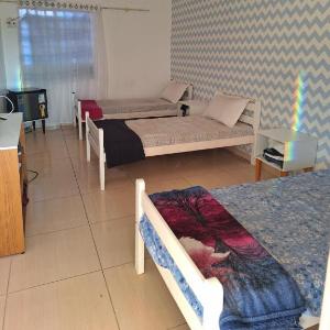 Quarto triplo com banheiro compartilhado