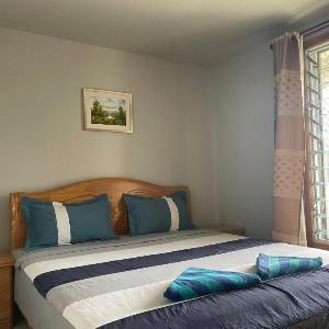 Two bedroom -King sized bedroom-Free parking