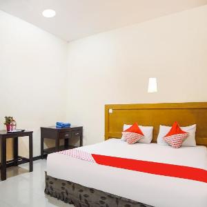 OYO 91878 Cherry Red Hotel