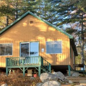 Beautiful lakefront cottage Ambajejus Lake