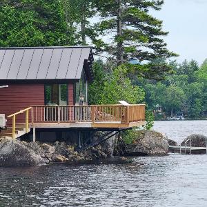 Luxurious and very private lake front cottage