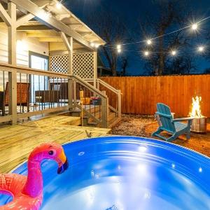 Southtown 3BR Cowboy Pool Playset Riverwalk BBQ Firepit Big Yard — Downtown San Antonio