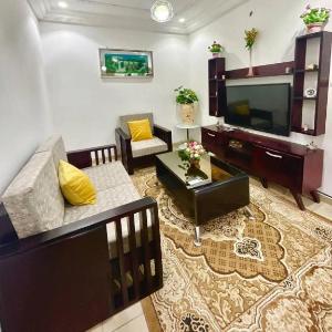 2 Bed Apt Sleeps 5 - WiFi Parking Balcony