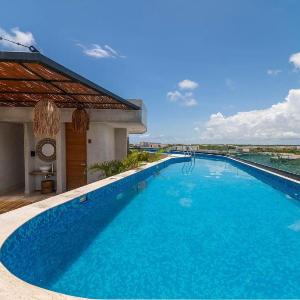 King Suite with Rooftop Pool Sauna Gym Parking