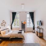 Homely Berlin - Chic Flat City View Subway Café River