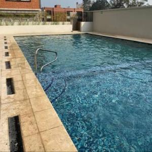 Luxury Apartments - King Bed - Pool - Gym & Free Parking