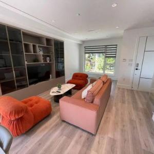 Charming and Modern Retreat in Vancouver Trendy 42nd Avenue Neighbourhood