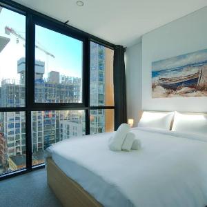 Ultimate Comfort - Modern 3BR Apt with Pool and Gym