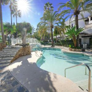 2039 Cozy Beachfront Apartment on Golden Beach