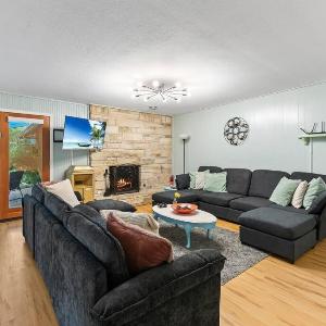 Very Cozy Home On a Creek - Sleeps 8