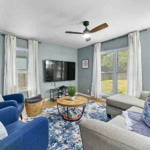 Luxury 5BD 5min DownTown Airport and Firepit BBQ