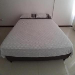 Apartamento de 1 dormitorio en zona cercana a FEXPOCRUZ con sala coworking - solo parejas