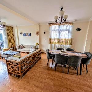 Bright Modern 2 Bedroom Apt - Secure & Close to Airport