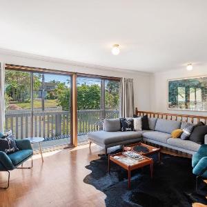 Palm Top Vincentia by Book Jervis Bay Walk to beach Wi-Fi Linen