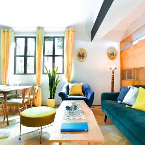 Creative 70s-Inspired Stay Center Parking
