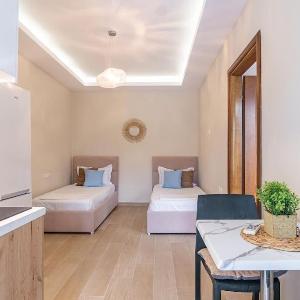 Goro's Villa 8 - Pool Kitchen & Parking