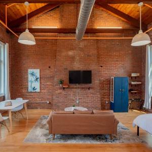Jennifer's Riverfront Loft State House Views