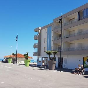 Plage commerces et animations pour ce T2 avec parking privatif -4AT30
