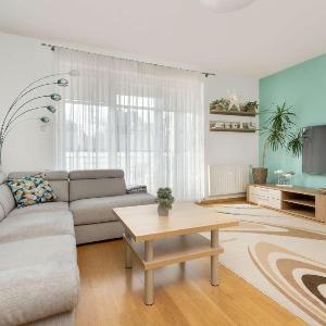 Sunny Apartment with Parking on the Green and Friendly Estate by Noclegi Renters