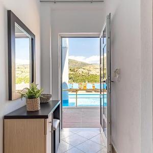 Goro 10 - Front Pool Kitchen & Parking