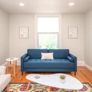 Jennifer's Cozy Apt Near Brown w In Unit Laundry