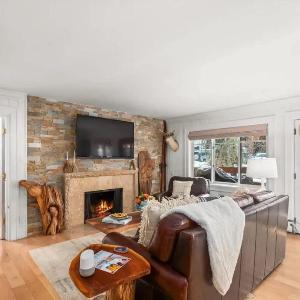 New Listing 3 BR 3 BA Aspen Condo near Gondola