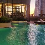 Trizen Luxury 32nd Floor 2 Bed-2 Bath Apartment with Pool Harbour & Lotus Tower views 