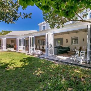 Comfy Home on Thesen Islands with Pool