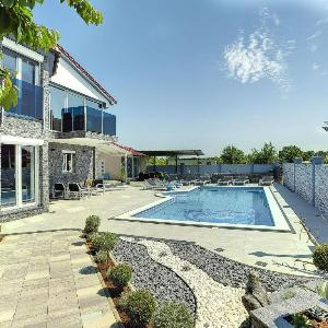 Villa in Fazana near Beach with Pool