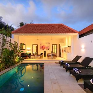 Gorgeous 2 Bed Pool Villa Walk to Seminyak Beach