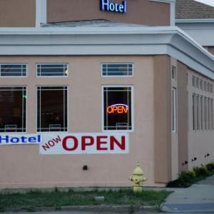 Aashram Hotel by Niagara River