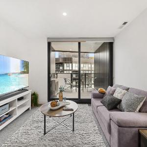 Phillip 2-Bed: Chic Interiors Amazing Amenities