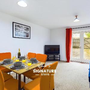 Pinewood Walk by Signature Stays - Parking - Townhouse