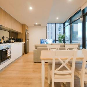 City Serenity 2BR Apt with Pool Gym Steam Sauna