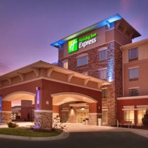 Holiday Inn Express & Suites Overland Park hotel in Overland Park