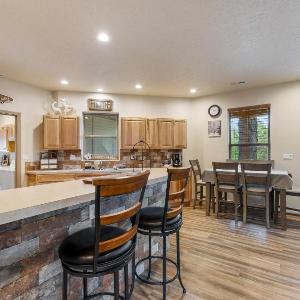 Bogie Bungalow - Walk to lake bar & restaurant - Near golf course - AC - Fireplace - Pet Ok