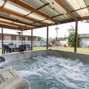Villa Maris - Pet Friendly with Spa & Fire Pit